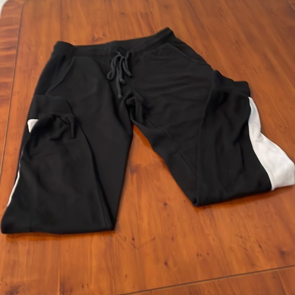 VLVT  by Graham and Spencer black and white lounge set - Picture 7 of 11